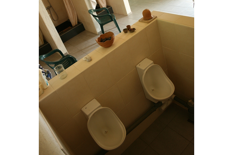 Waterless urinals image